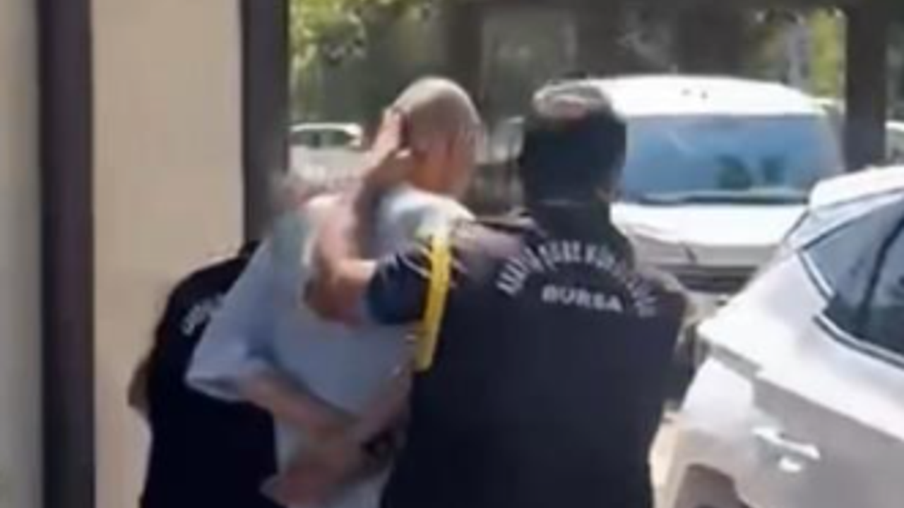 Polis, 20 yıl aranan A.T.'yi Bursa'da yakaladı Polis, 20 yıl aranan A.T.'yi Bursa'da yakaladı