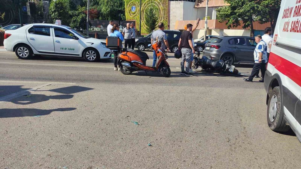 Bursa'da motosiklet ambulansa çarptı: 1 kişi hastaneye kaldırıldı