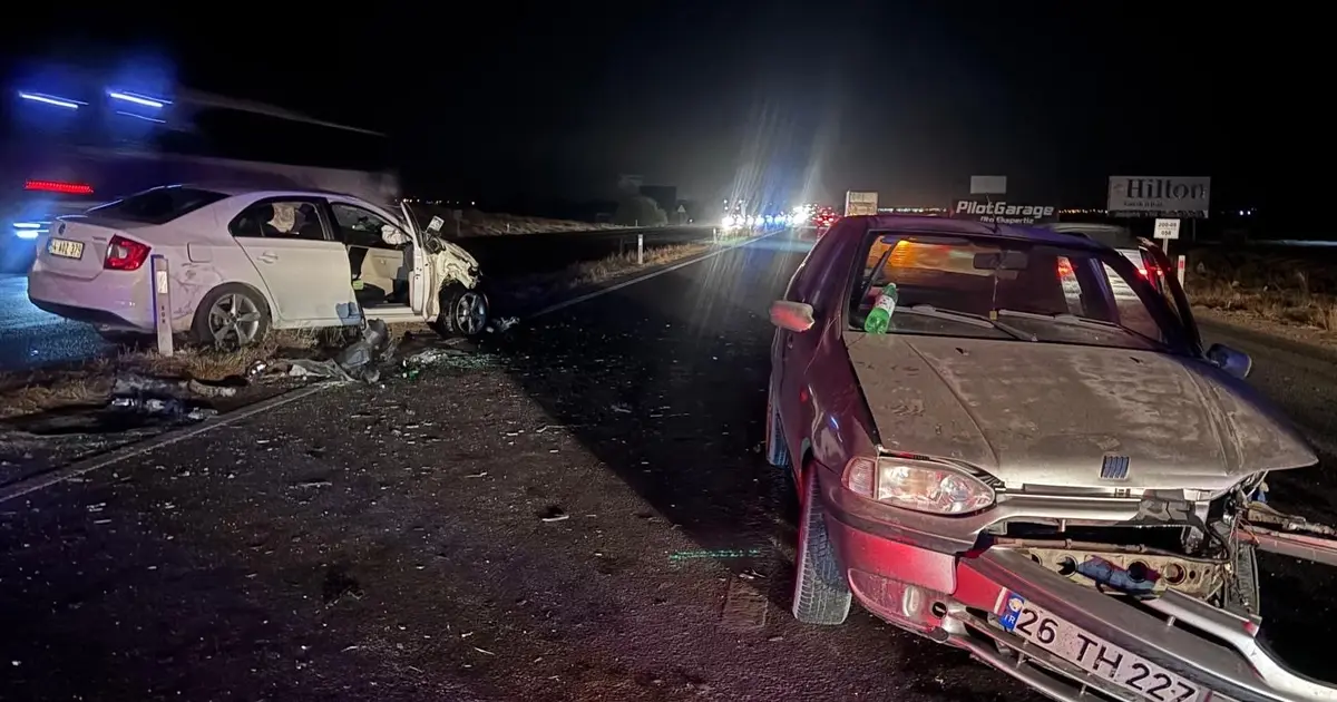 Eskişehir-Ankara yolunda iki otomobil çarpıştı: 5 kişi yaralandı