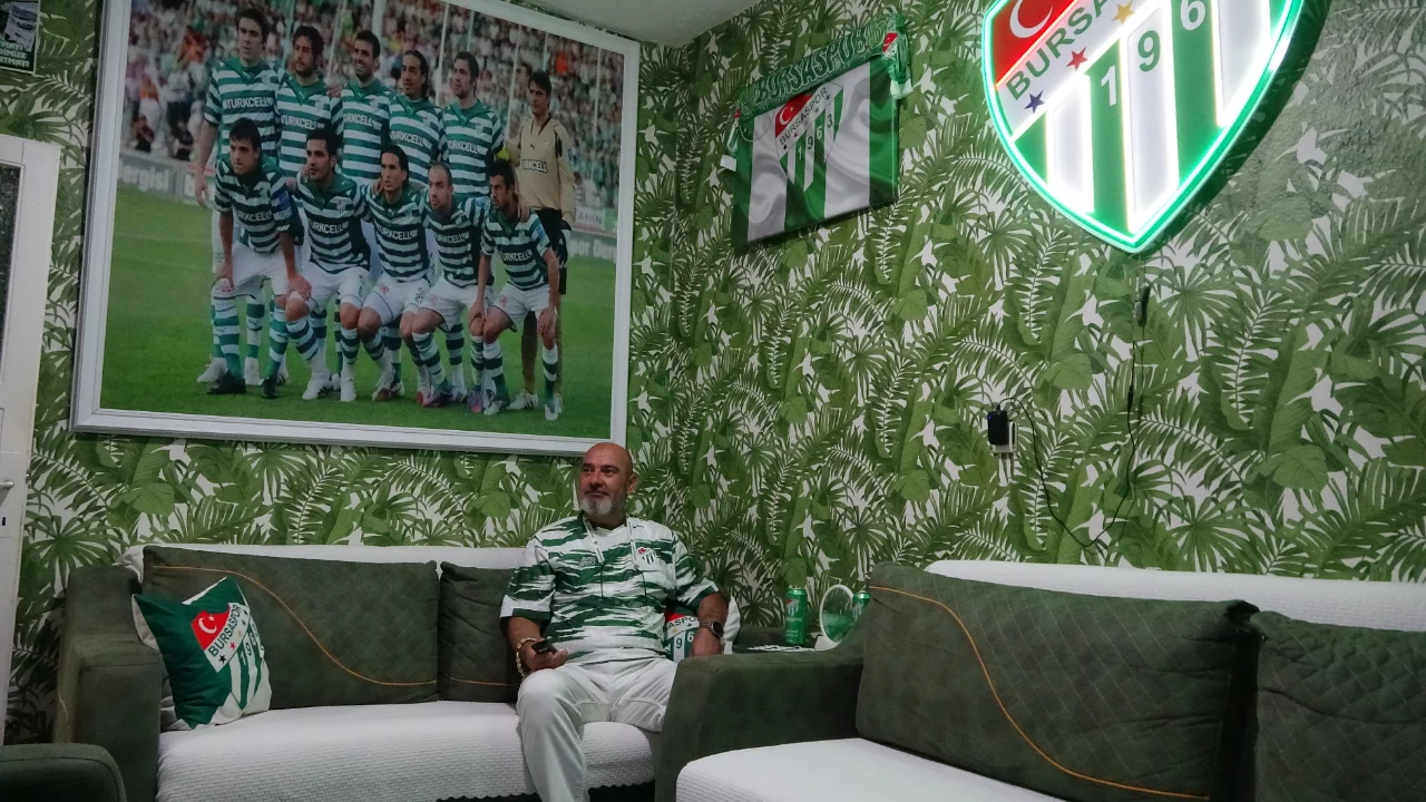 51 yaşındaki Mesut Can, Bursaspor için takma dişine arma yaptırdı