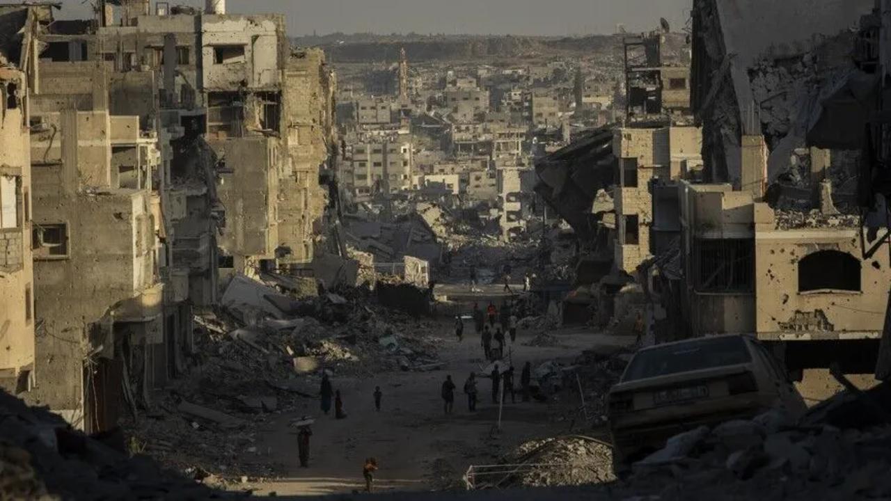 Gazze'de yıkılan evlerin enkazından 21 Filistinlinin naaşı çıkarıldı