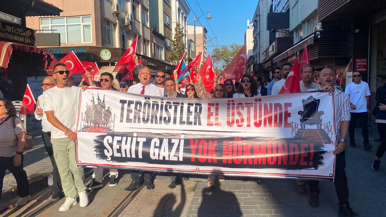 Bursa'da kitlesel yürüyüş: Milletvekillerinin yemini biz edeceğiz