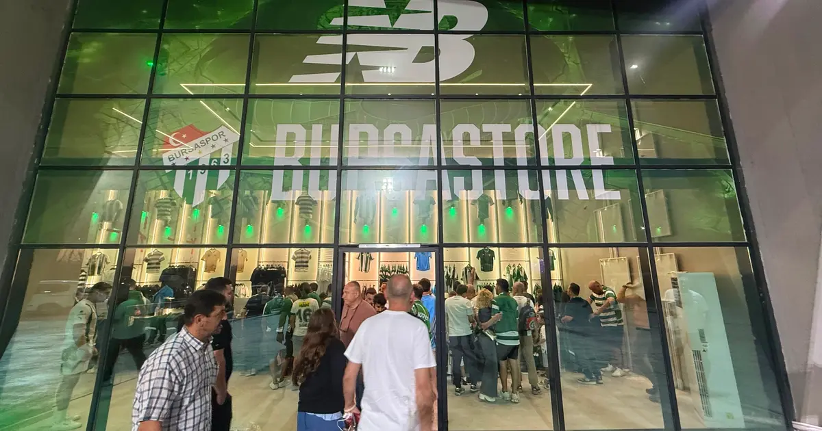 Bursaspor taraftarları yeni Bursastore açılışında yoğun ilgi gösterdi
