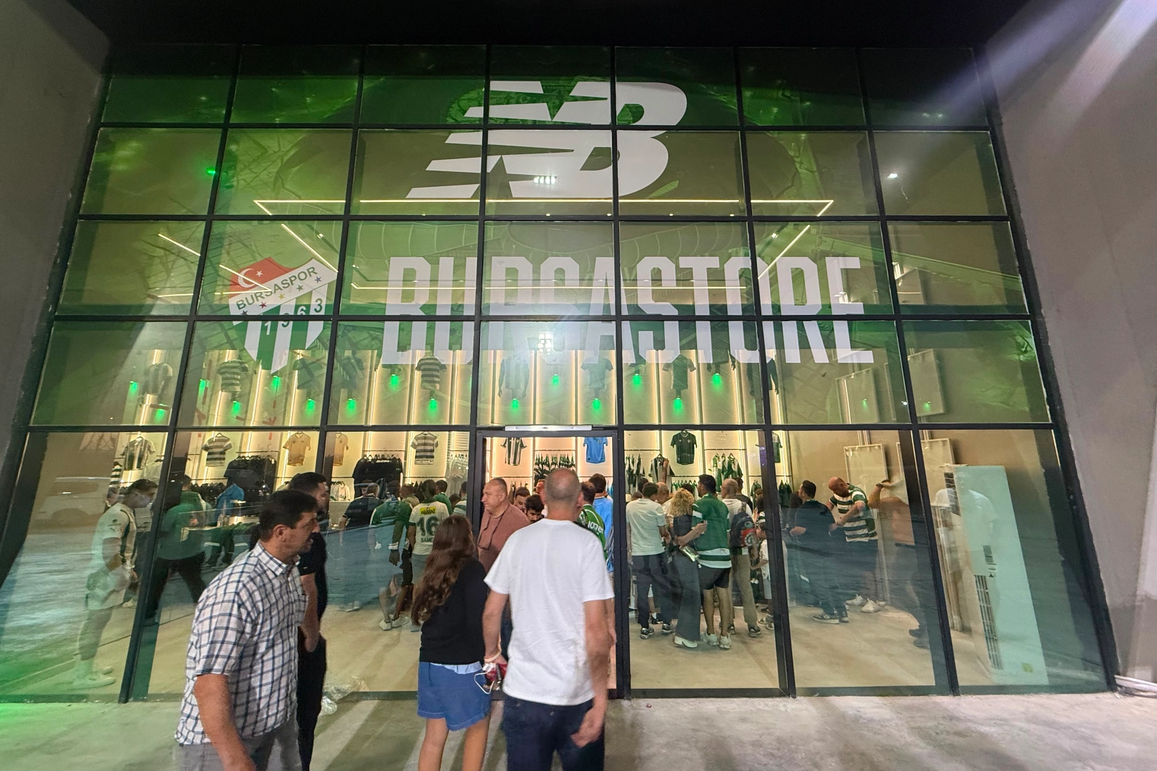 Bursaspor taraftarları yeni Bursastore açılışında yoğun ilgi gösterdi