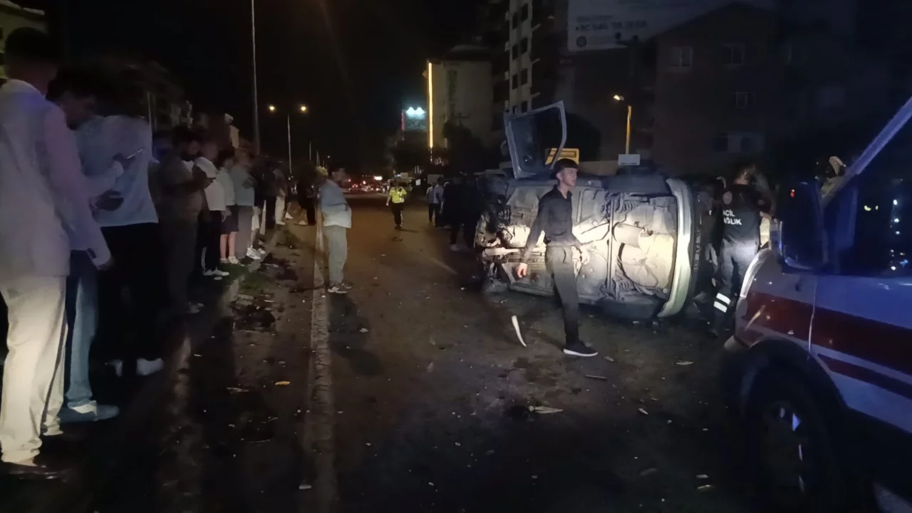 Bursa'da ışıklarda 3 araç çarpıştı: Çok sayıda yaralı hastaneye kaldırıldı