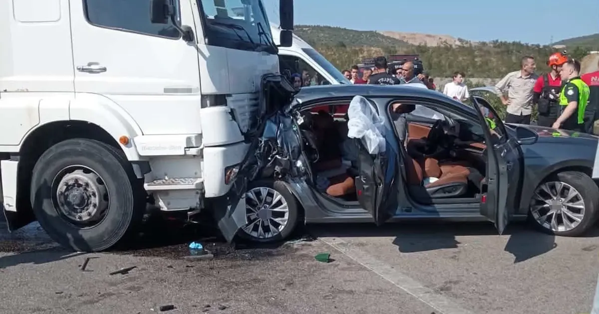 Bursa Otobanı'nda Kamyonet Otomobile Çarptı: 1 Kişi Hayatını Kaybetti