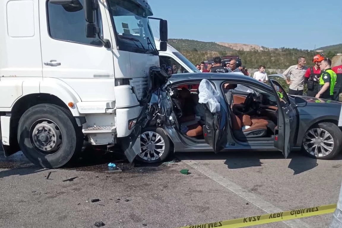 Bursa Otobanı'nda Kamyonet Otomobile Çarptı: 1 Kişi Hayatını Kaybetti