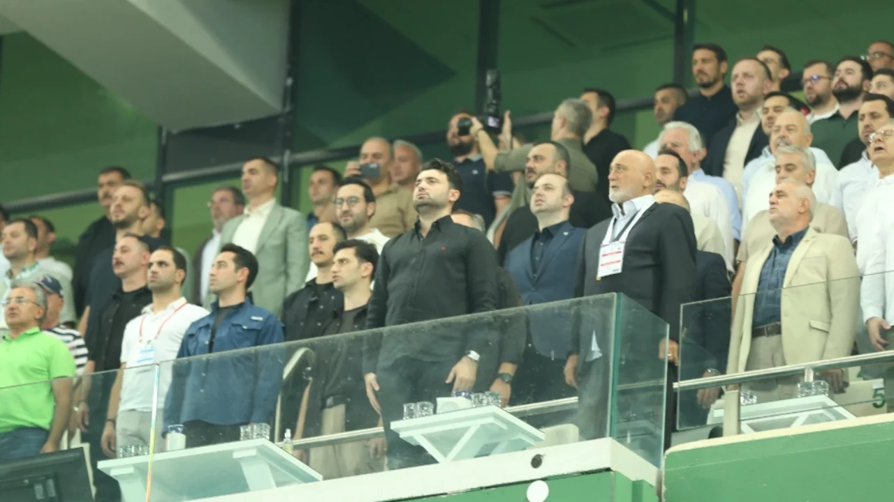 Bursaspor Başkanı Enes Çelik, galibiyet sonrası taraftara teşekkür etti