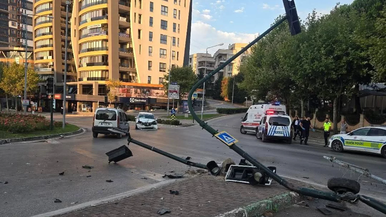 Bursa'da feci kaza: Yaralılar için sağlık ekipleri sevk edildi