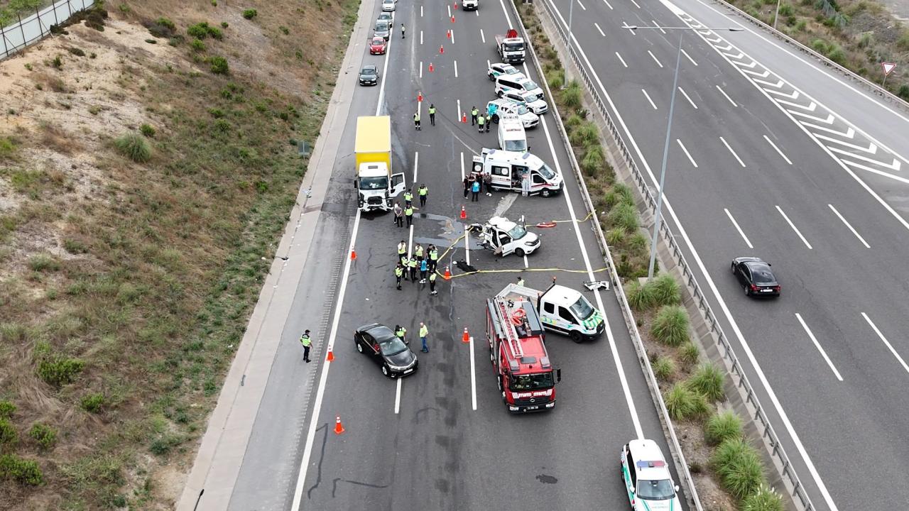 Kuzey Marmara Otoyolu'nda kamyon ve otomobil çarpıştı: Yaralılar var