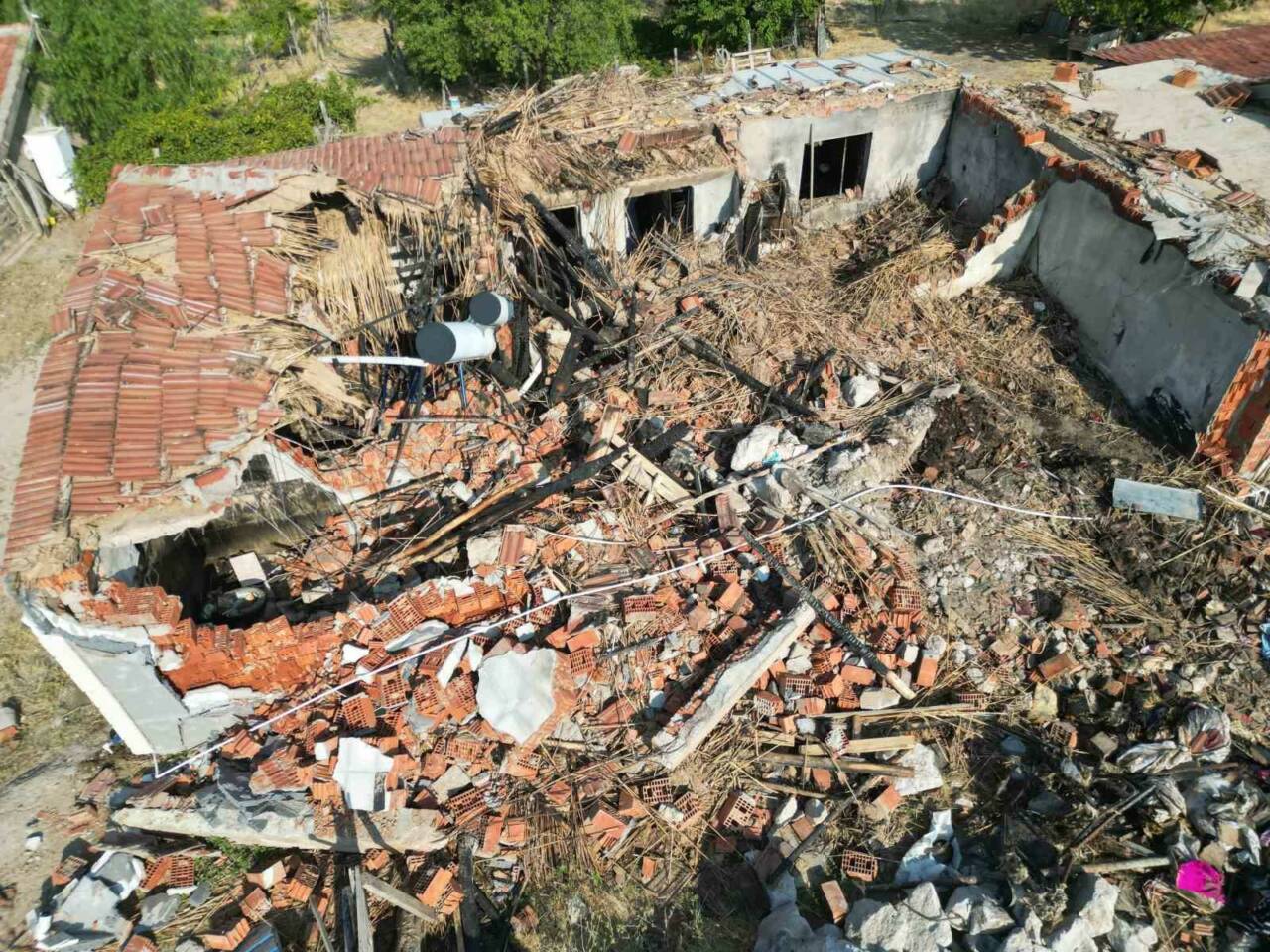 Bolvadin'de yaşlı çiftin evi yandı, torununun çeyizi de kül oldu