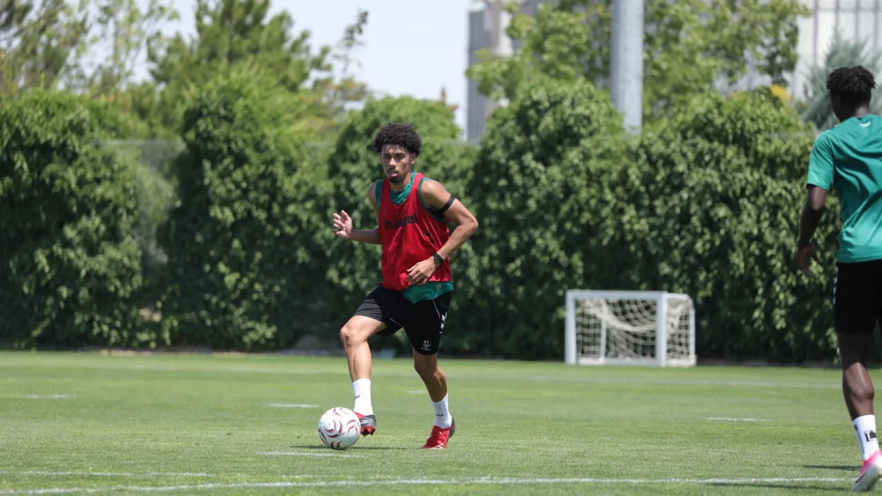 Konyaspor, Fenerbahçe maçı hazırlıklarına Murat Kurum Tesisleri'nde başladı