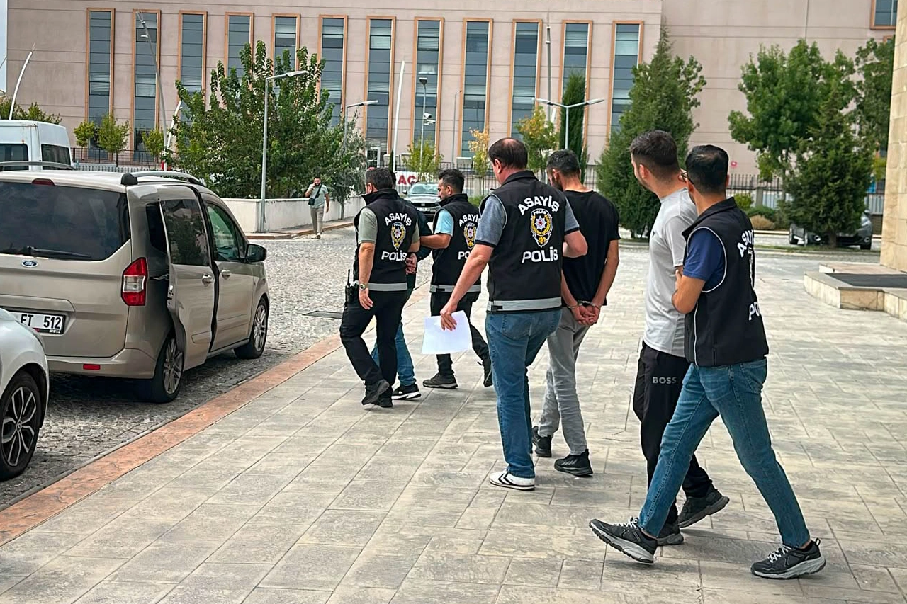 Uşak'ta kuyumcuda soygun: 4 şüpheli İstanbul'da yakalandı Uşak'ta kuyumcuda soygun: 4 şüpheli İstanbul'da yakalandı