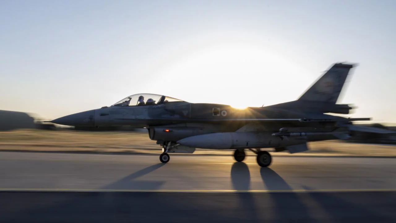 Türk F-16'ları Romanya'da NATO hava savunma faaliyetlerine katıldı Türk F-16'ları Romanya'da NATO hava savunma faaliyetlerine katıldı