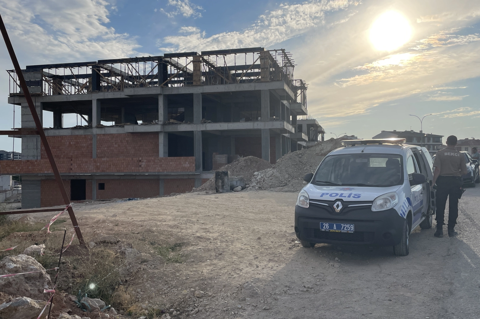 39 yaşındaki işçi dengesini kaybedip inşaattan düştü