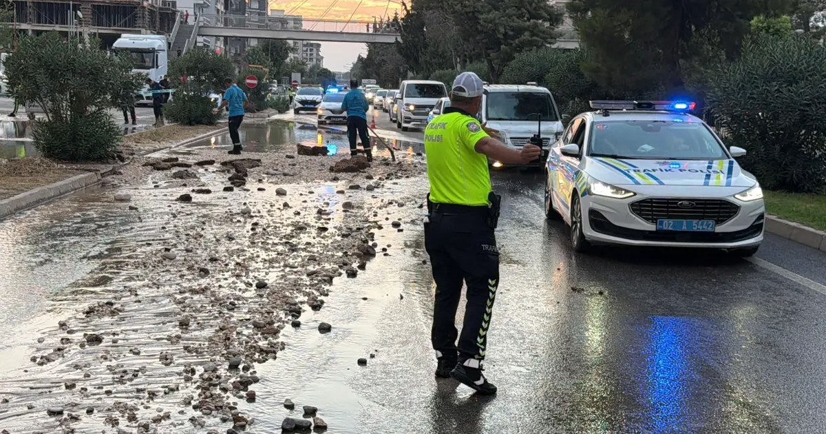Otomobil çukura düştü: Adıyaman'da su hattı patladı