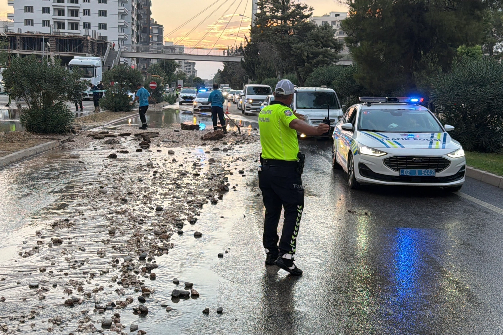 Otomobil çukura düştü: Adıyaman'da su hattı patladı
