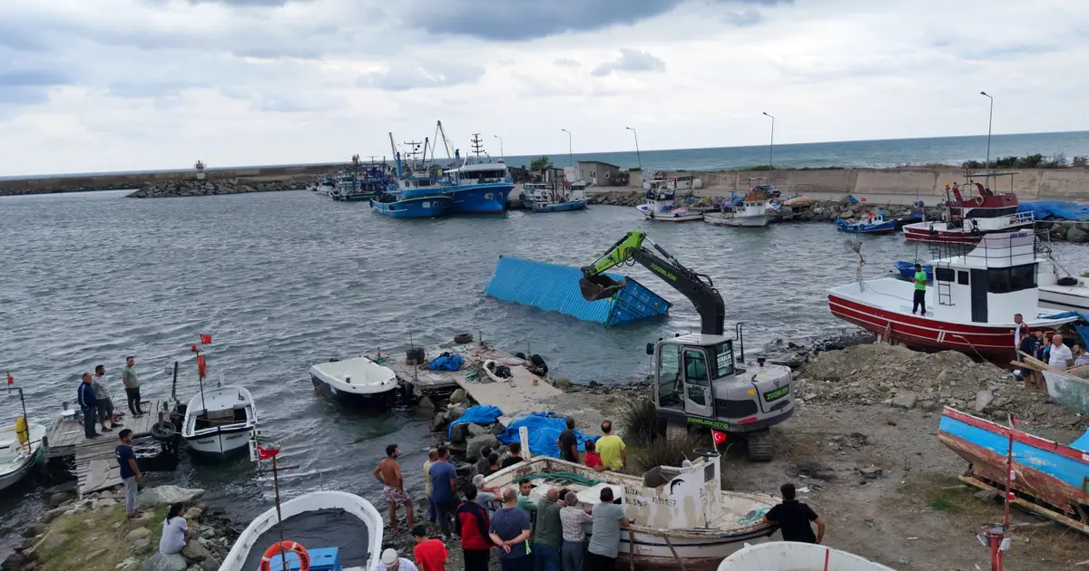 Samsun açıklarında balıkçılar tarafından konteyner bulundu: İçinde çay var