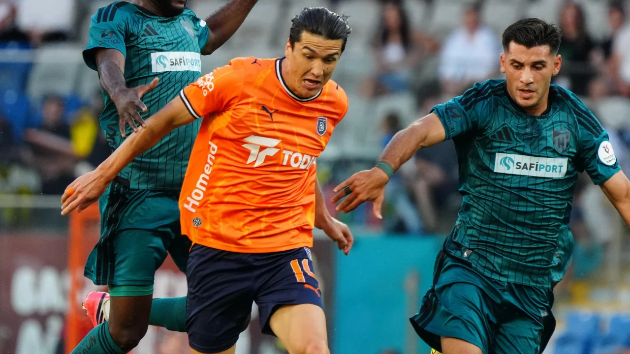 Başakşehir, Kocaelispor'u 2-0 mağlup ederek Süper Lig'e galibiyetle başladı
