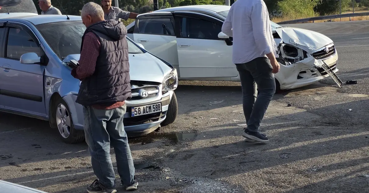 Sivas'ta trafik kazası: 7 kişi hastaneye kaldırıldı