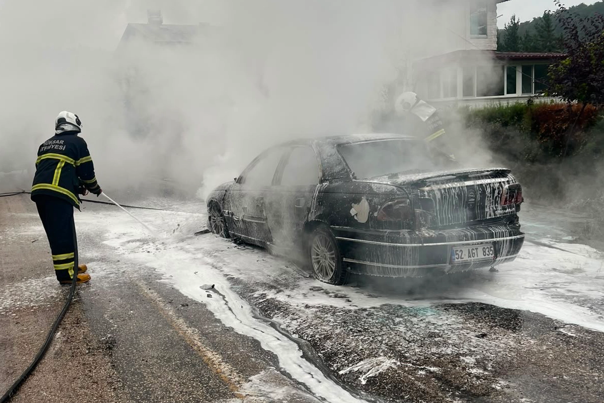 Tokat'ta seyir halindeki otomobil alev aldı: Patlama paniğe neden oldu