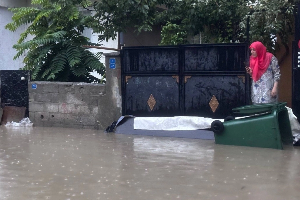 Erzincan'da sağanak yağış yolları göle döndürdü: Mahalle sakinleri endişeli