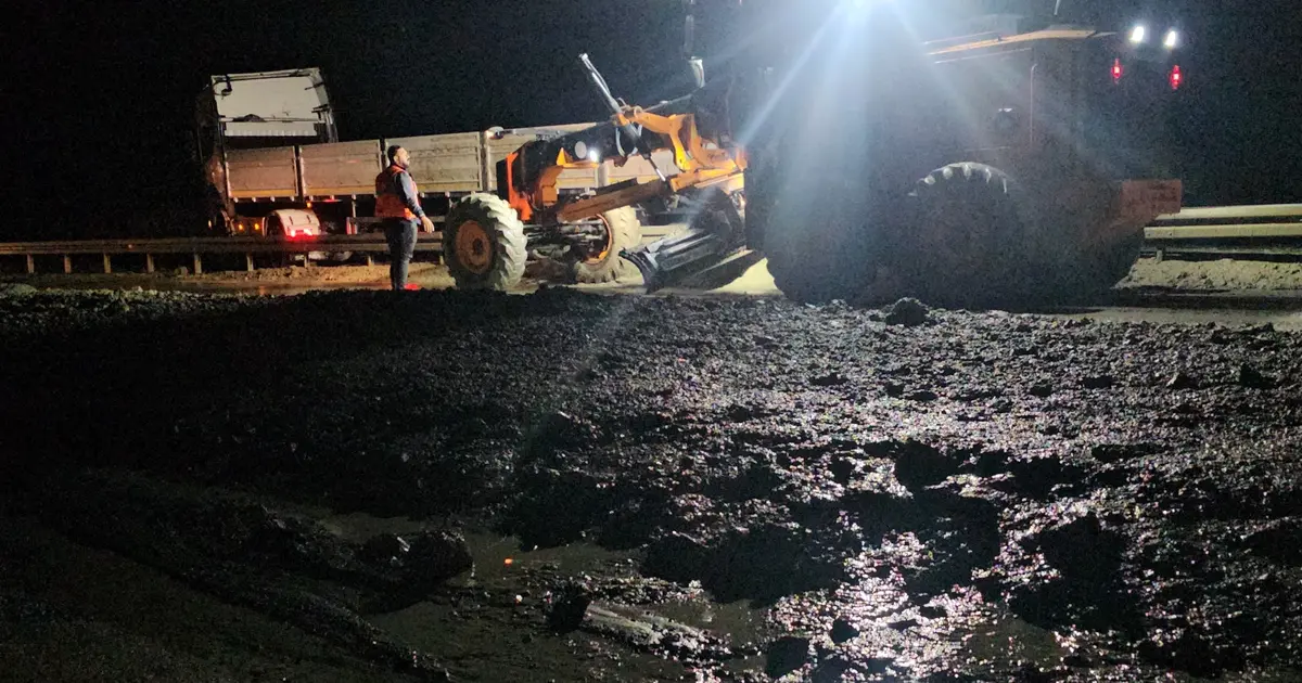 Erzincan-Sivas kara yolunda heyelan: Tır bariyerlere sıkıştı, yol kapandı