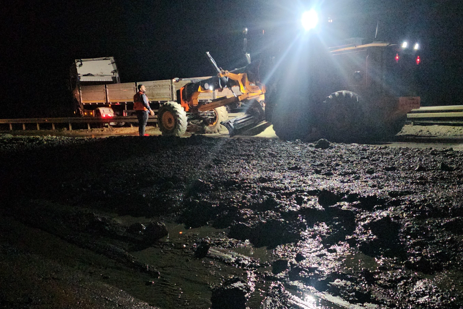 Erzincan-Sivas kara yolunda heyelan: Tır bariyerlere sıkıştı, yol kapandı