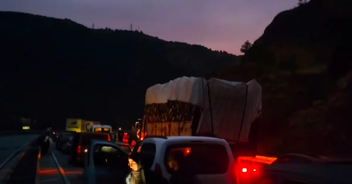 Sivas'ta yoğun yağış sonrası yolda toprak kayması: 10 km araç kuyruğu oluştu