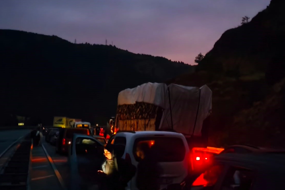Sivas'ta yoğun yağış sonrası yolda toprak kayması: 10 km araç kuyruğu oluştu