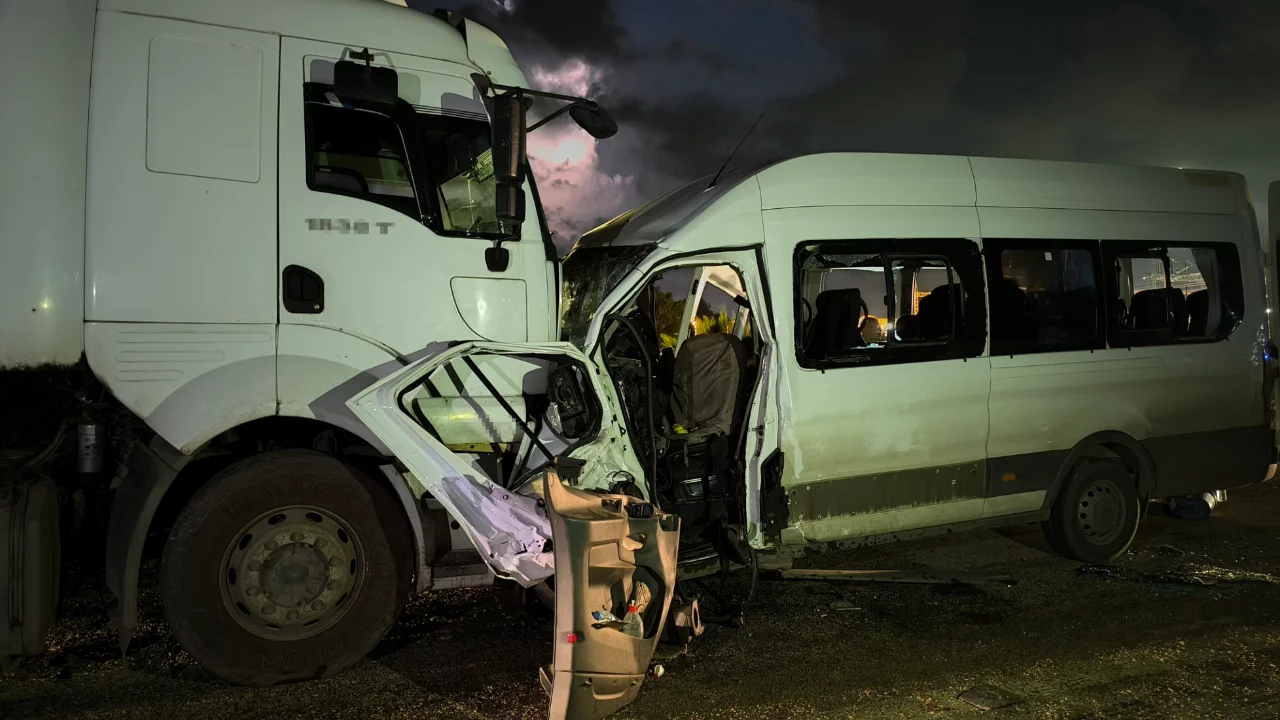 Hatay'da işçi servisi kazası: 1 kişi hayatını kaybetti, 15 kişi yaralı