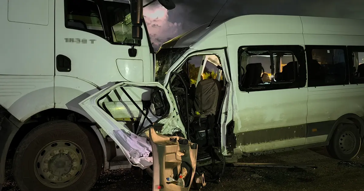 Hatay’da işçi servisi tırla çarpıştı: 1 ölü, 15 yaralı