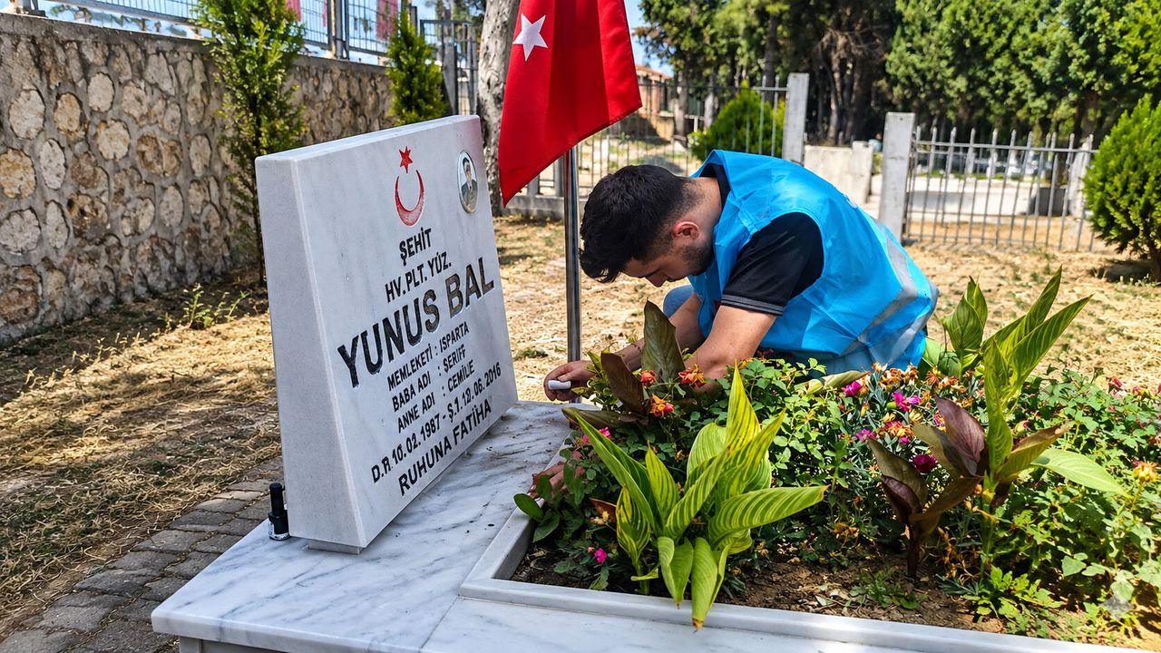 Şehitlikte bakım çalışması: Yenişehir Ülkü Ocakları devrede