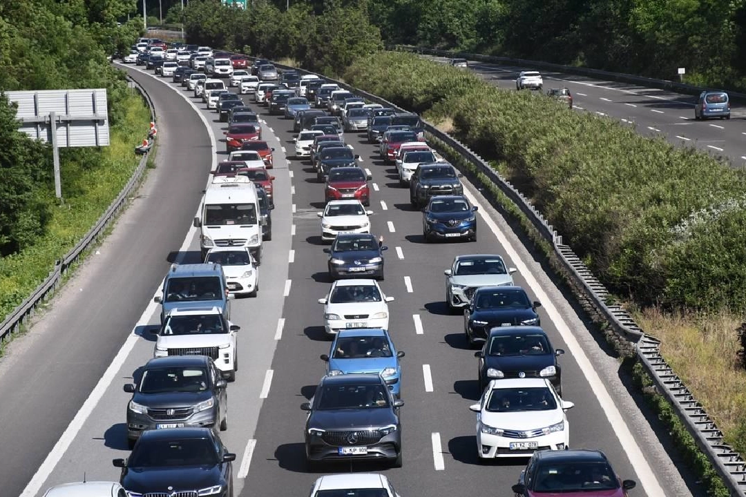 Trafikte toplam araç sayısı 201 bin 384 arttı, kaydı silinen araç sayısı 6 bin 124 Trafikte toplam araç sayısı 201 bin 384 arttı, kaydı silinen araç sayısı 6 bin 124