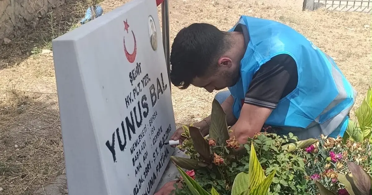 Yenişehir'deki gençler, şehitlikte bakım ve temizlik çalışması gerçekleştirdi