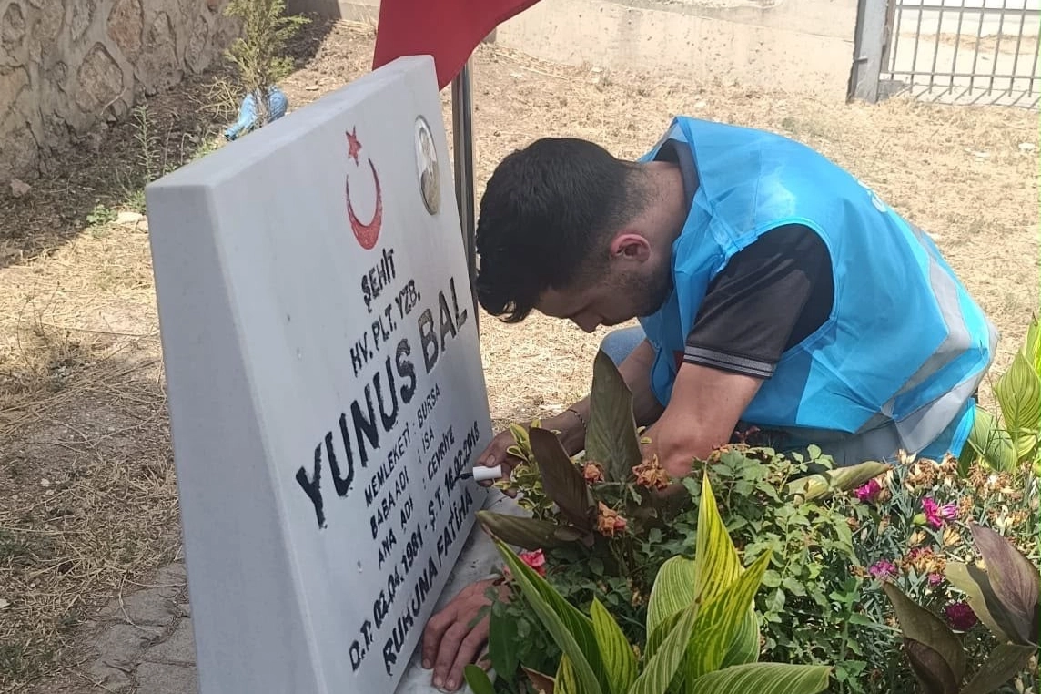 Yenişehir'deki gençler, şehitlikte bakım ve temizlik çalışması gerçekleştirdi