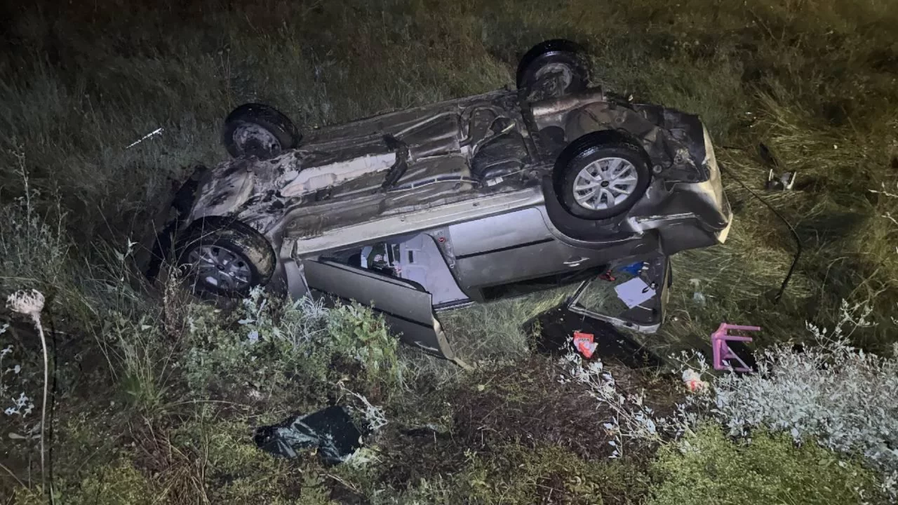 Oltu'da otomobil devrildi: 4 kişi yaralandı, hastaneye sevk edildi