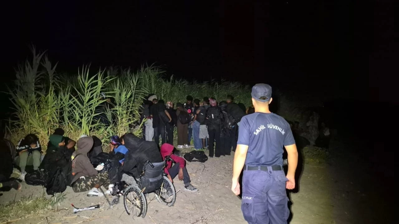 Dikili ve Foça'da düzensiz göç operasyonu: 62 kişi yakalandı