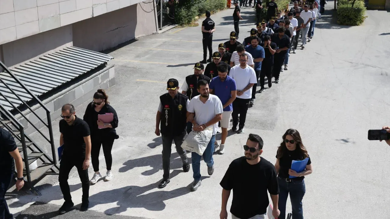 Bursa'da 801 kişiyi dolandıran şebekeye 116 milyon lira operasyonu