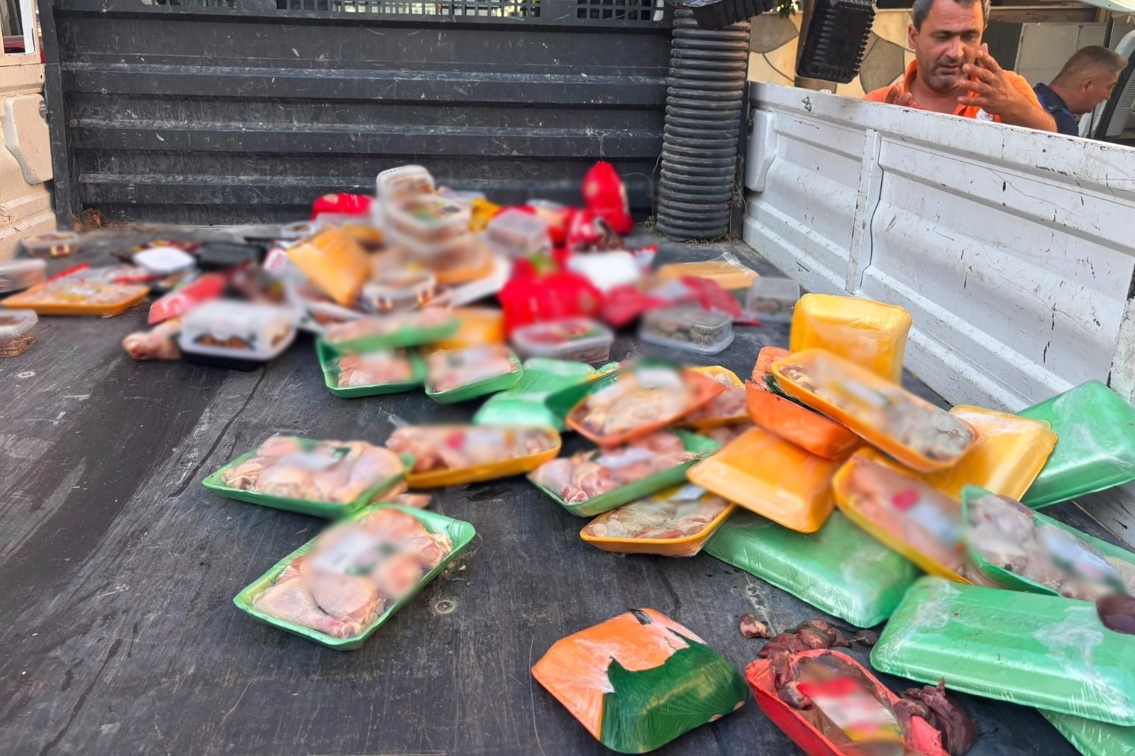 Gemlik’te zincir markette yapılan denetimde 250 kilo et imha edildi