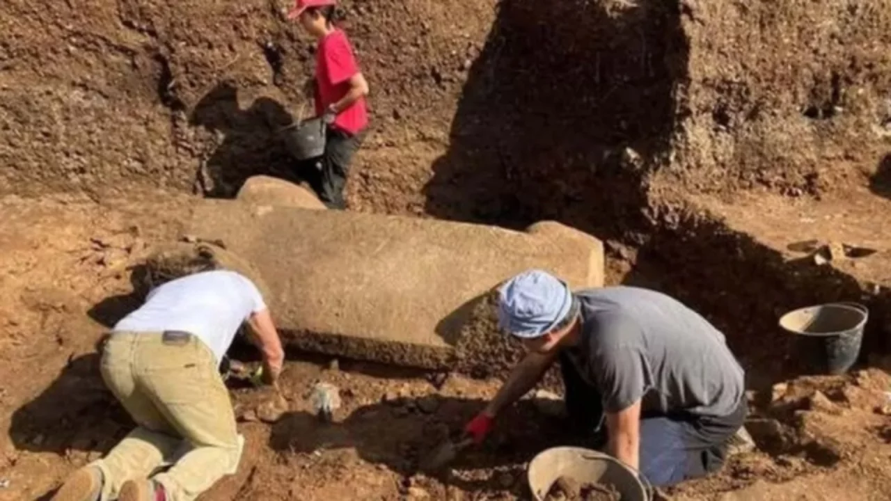 Cavtat'ta 1500 yıl mühürlü kalmış 5 tonluk lahit bulundu ve açıldı Cavtat'ta 1500 yıl mühürlü kalmış 5 tonluk lahit bulundu ve açıldı