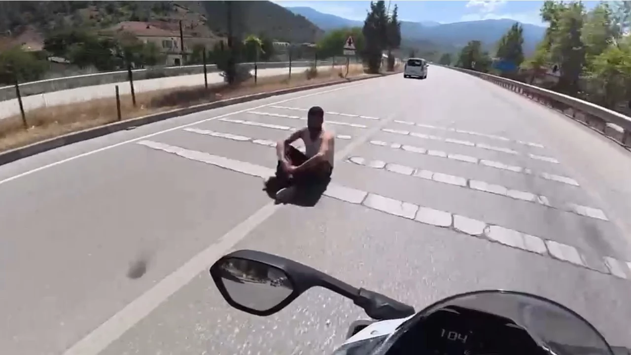 Alkollü kişi kara yolunda yürüyerek tehlike oluşturdu Alkollü kişi kara yolunda yürüyerek tehlike oluşturdu
