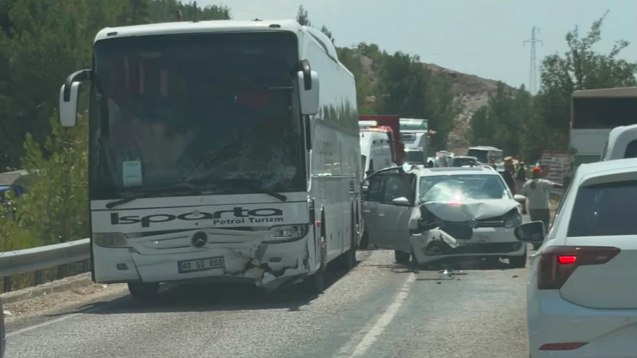 Yolcu otobüsü ile ticari araç çarpıştı: 5 kişi yaralandı
