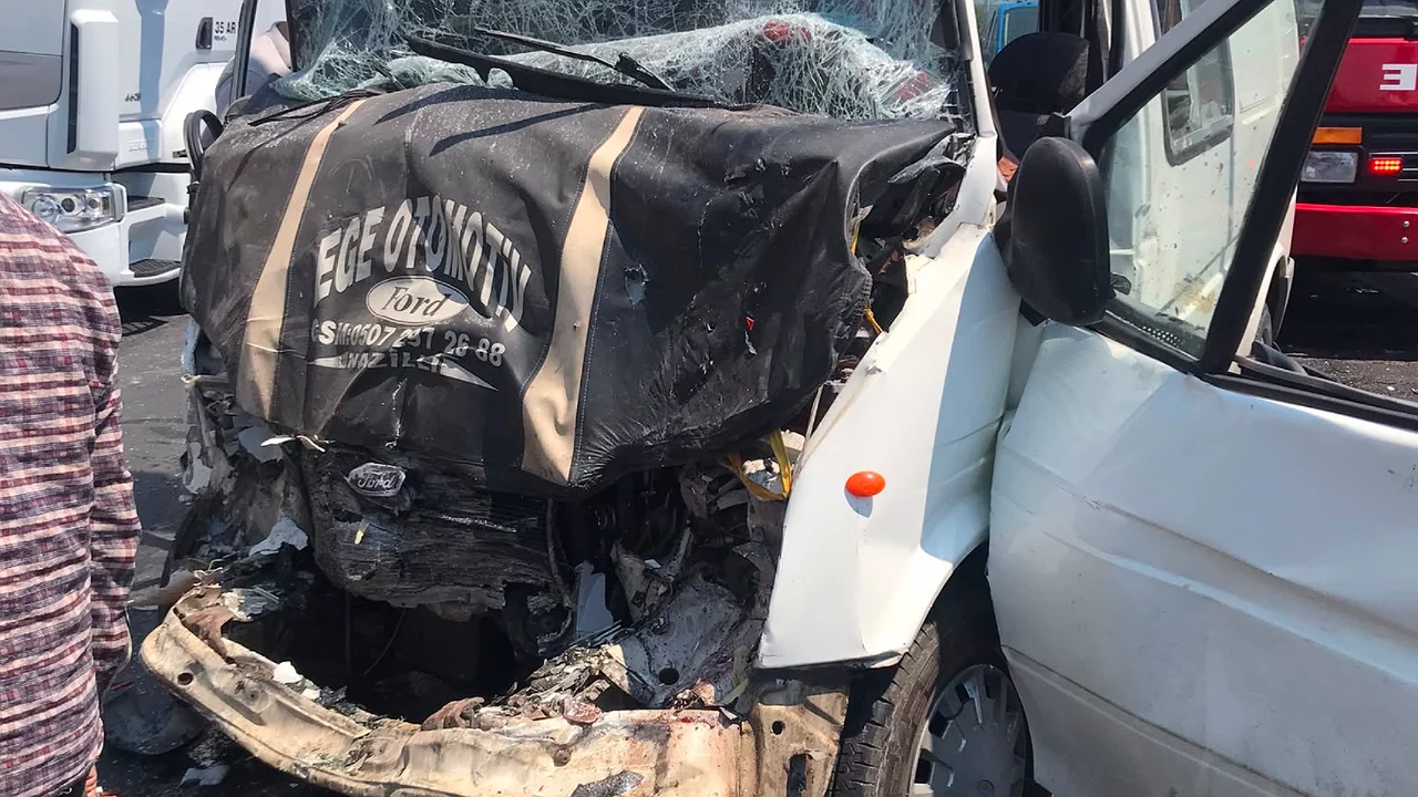 Buharkent'te minibüsler çarpıştı: 1'i ağır 8 yaralı