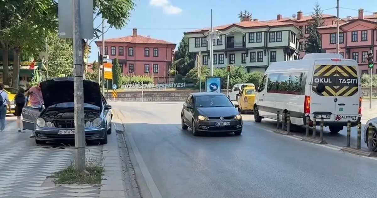 Yolda motor yağı sızıntısı: Eskişehir'de trafik aksadı