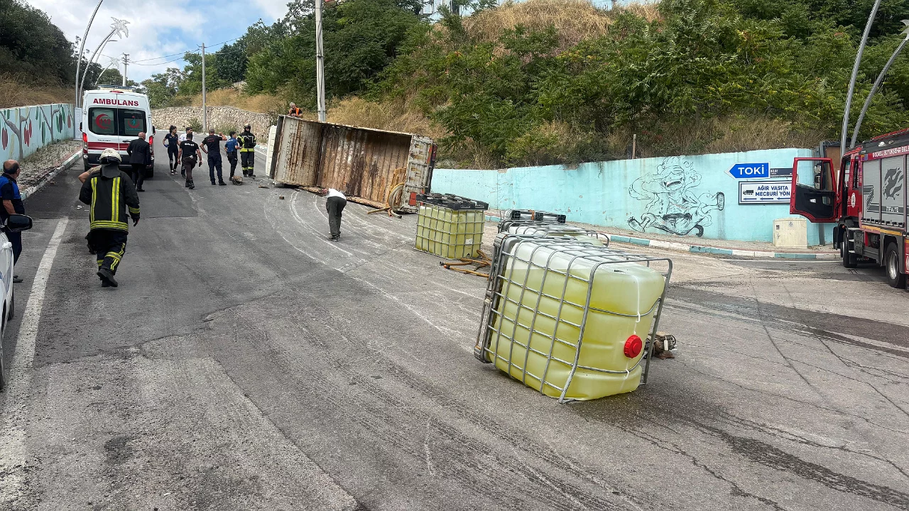 Çamaşır suyu tankları yüklü kamyon devrildi: Ulaşım durdu