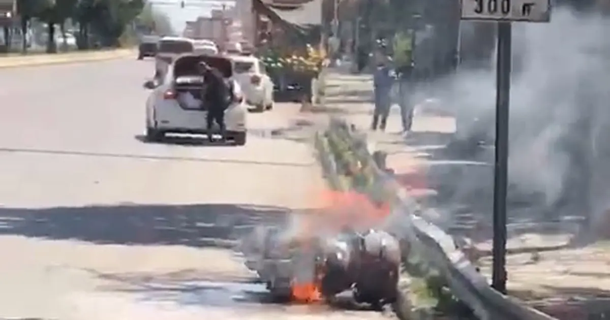 Muş'ta motosiklet alev aldı: Yangın büyümeden kontrol altına alındı Muş'ta motosiklet alev aldı: Yangın büyümeden kontrol altına alındı