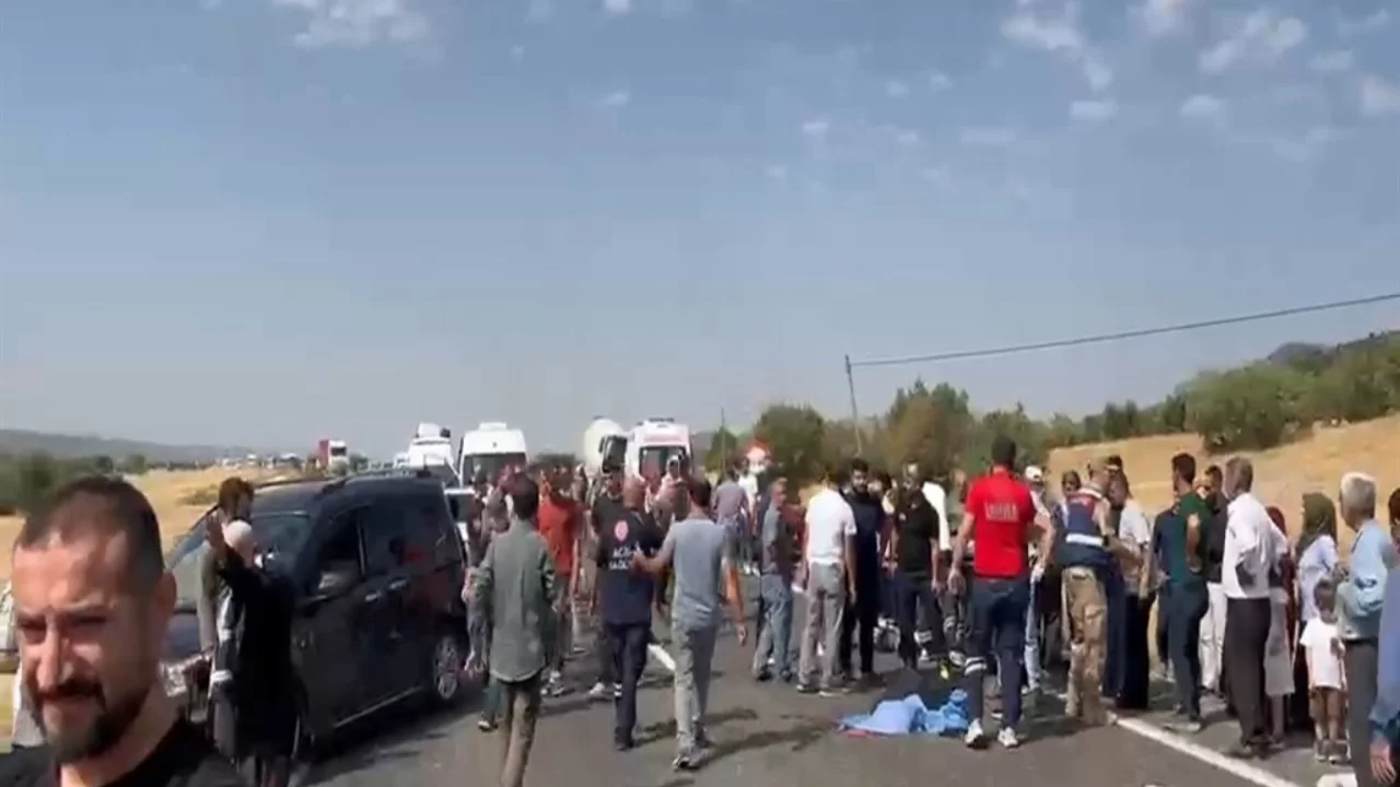 Diyarbakır'da minibüs kazasında 7 kişi hayatını kaybetti