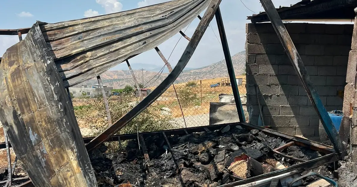 Hasanlar mezrasındaki köy evi ve traktör yangında kullanılamaz hale geldi