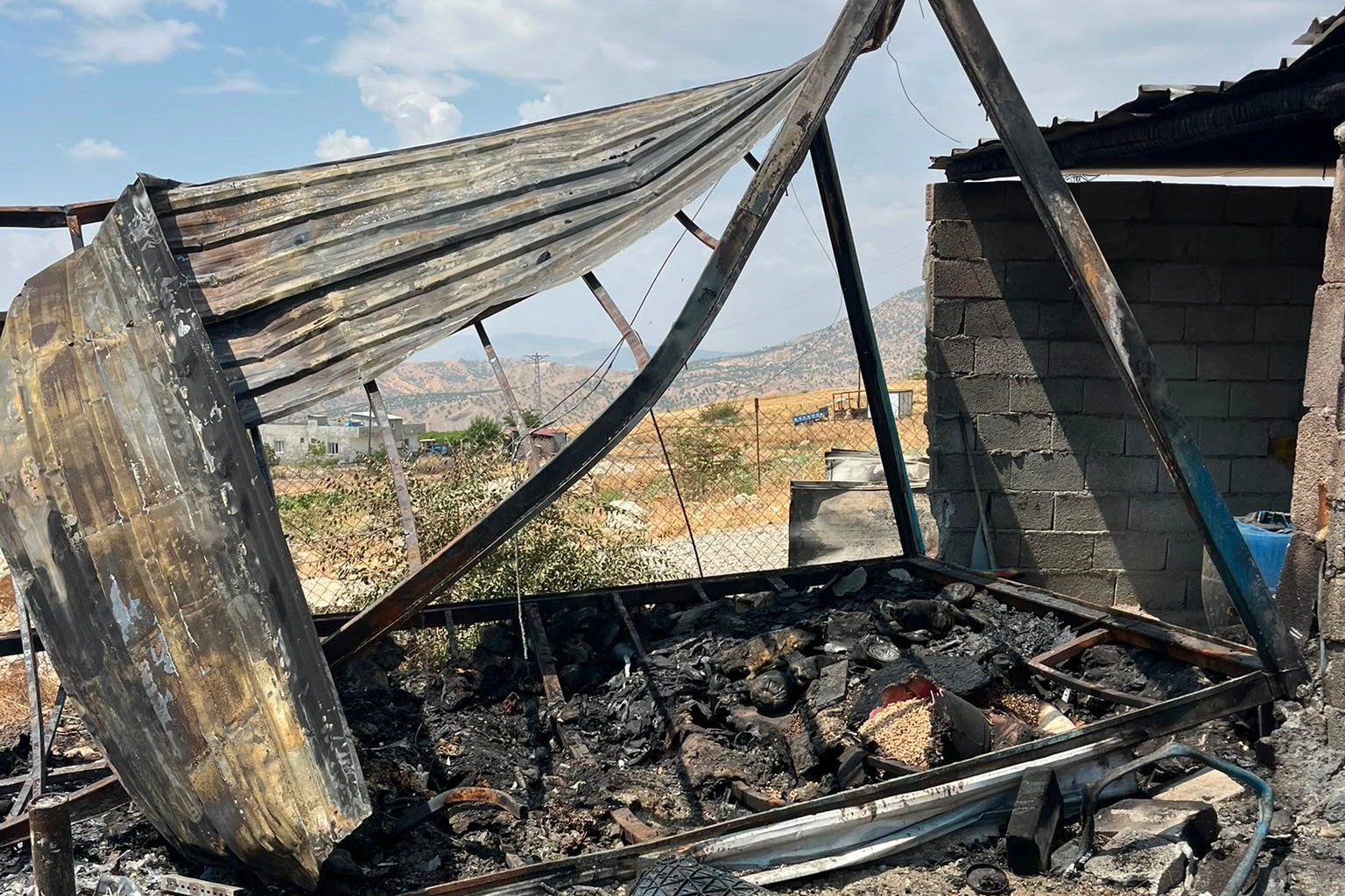 Hasanlar mezrasındaki köy evi ve traktör yangında kullanılamaz hale geldi